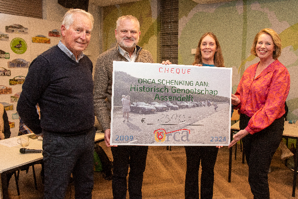 Historisch Genootschap Asssendelft ontvangt cheque uit handen van Wethouder Slegers